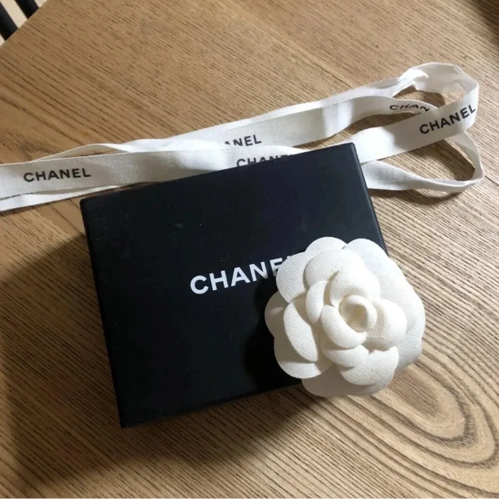 ❤️❤️SOLD❤️❤️Chanel Pearls Flower Necklace - Picture 6 of 7